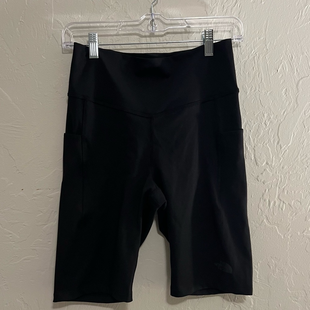 Womens The North Face Motivation High-Rise Pocket Shorts, 9" Inseam Size L